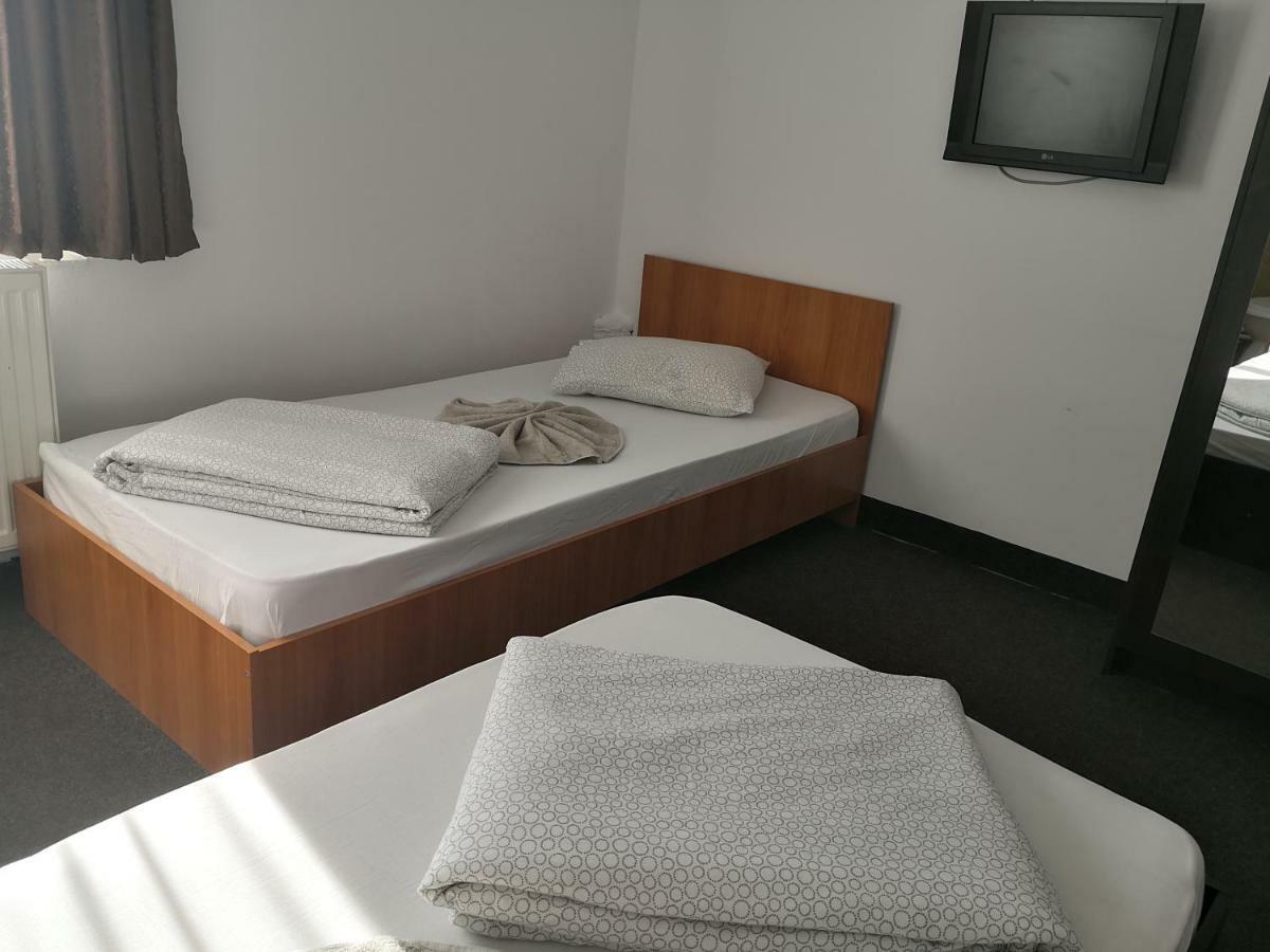 Pensiunea Platinum Târgu Jiu エクステリア 写真
